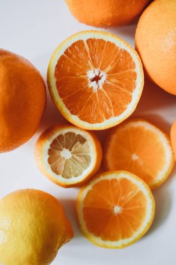 Beyaz arka planda taze turuncu turunçgil meyveleri. Sulu, tatlı ve C vitamini konsantrasyonuyla ünlüdür.