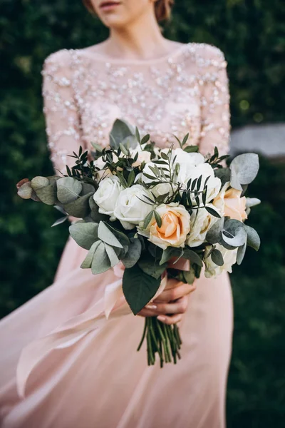 Gelinin elinde zarif bir düğün buketi. Güzel düğün görünüşü