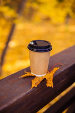 Sonbahar yaprağında bir bardak kahve.