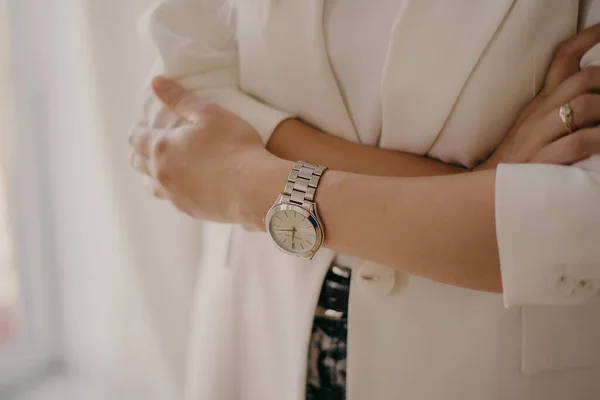 Mulheres brancas relógio de pulso na mão meninas — Fotografia de Stock