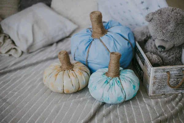 Calabazas azules y amarillas de tela. hecho a mano — Foto de Stock