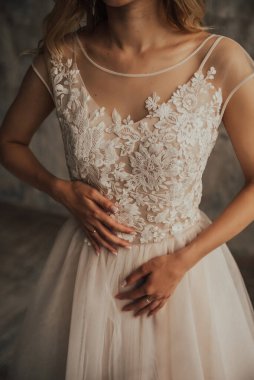 Gelin. Hazırlıklar. Düğün. Manikür. Gelinin duyusal boncukları inci tırnaklı beyaz gelinliğinde..