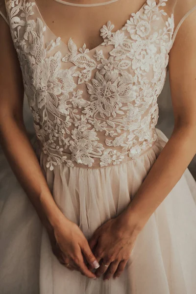 Gelinin sabahı, gelinin elleri yakın plan, mücevherler ellerde, alyans, ücretler, gelinlik içinde gelin.