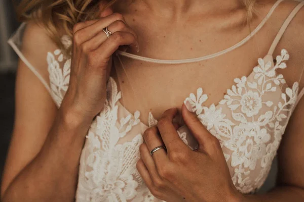 Gelinin sabahı, gelinin elleri yakın plan, mücevherler ellerde, alyans, ücretler, gelinlik içinde gelin.