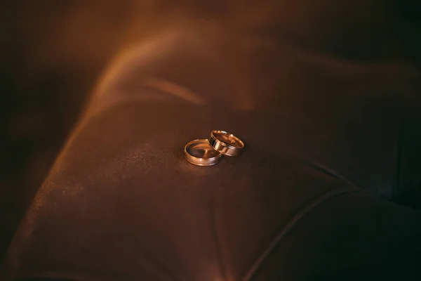 Bröllop Ringar Isolerad Brun Bakgrund — Stockfoto