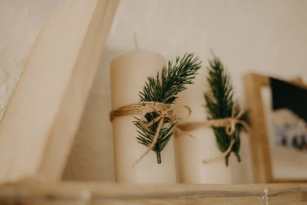 Velas Blancas Con Ramas Abeto — Foto de Stock