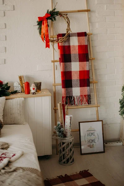 階段に赤い弓でクリスマスリース スカンジナビアのインテリア — ストック写真