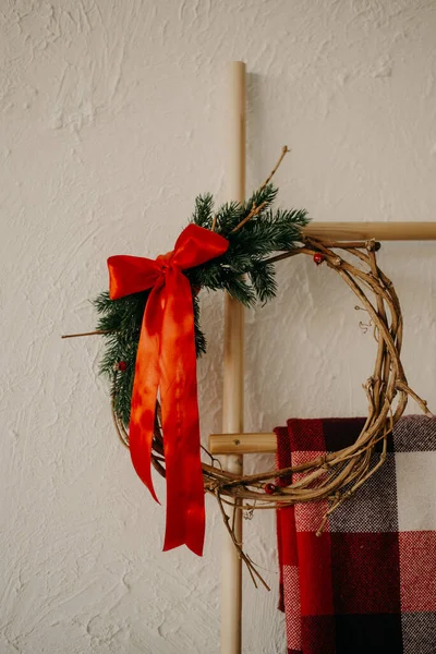 赤い弓でクリスマスリース — ストック写真
