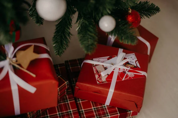 Cadeaux Noël Papier Rouge Avec Carte Postale — Photo