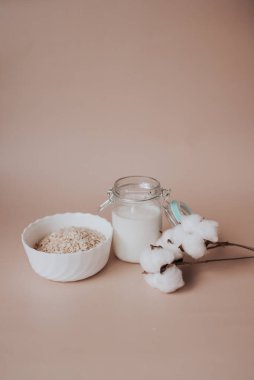 Bej arka planda yulaf ezmesi ve süt