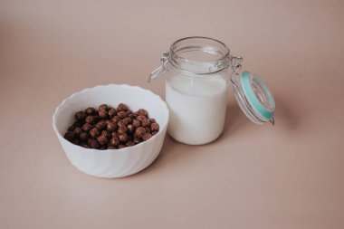 Bej arka planda kuru kahvaltı ve süt