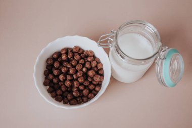 Bej arka planda kuru kahvaltı ve süt
