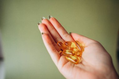 Balık yağı kapsülleri. omega 3 kaynağı