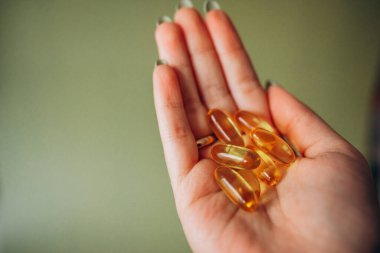 Balık yağı kapsülleri. omega 3 kaynağı