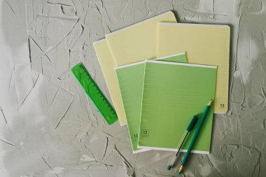 Masada kalem ve cetvel olan bir not defteri ve kalem.