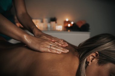 Kaplıca salonunda dinlenen bir kadın