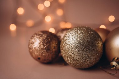 Noel dekorasyon kahverengi bir arka plan üzerinde