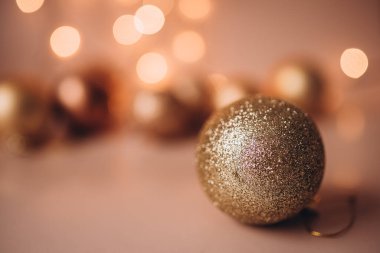 Noel dekorasyon kahverengi bir arka plan üzerinde