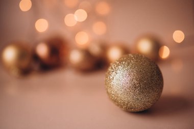 Noel dekorasyon kahverengi bir arka plan üzerinde