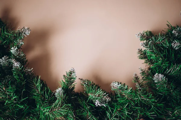Décoration de Noël sur fond marron — Photo