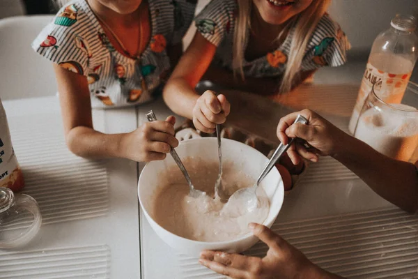 Aile kahvaltı için krep hamuru hazırlıyor. Aile hobisi.
