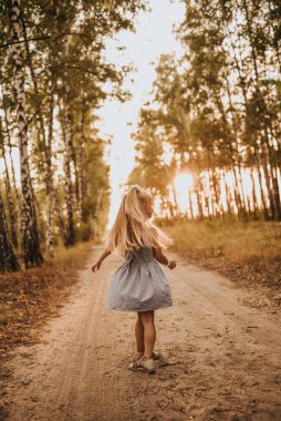 Parktaki sokakta dans eden kız