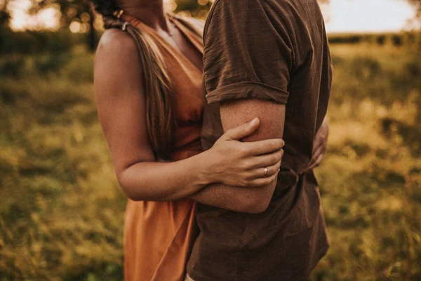 Çiftler el ele tutuşsun. Aşk