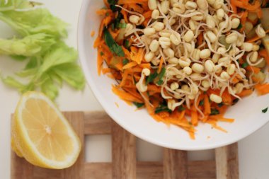 mung fasulye filizi salatası