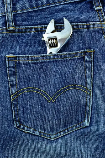 В заднем кармане синих джинсов — стоковое фото