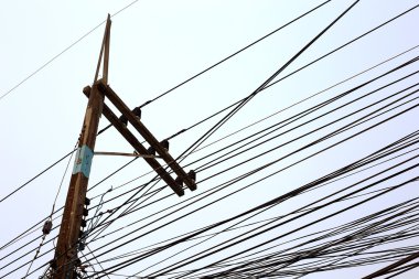 Enerji ve teknoloji: elektrik güç hattı ile yola Gönderen 