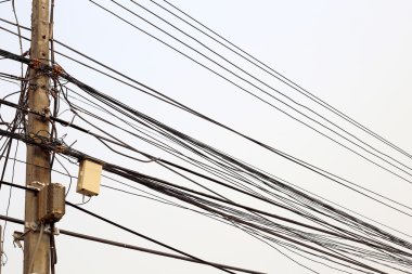 Enerji ve teknoloji: elektrik güç hattı ile yola Gönderen 