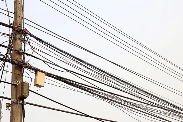 Enerji ve teknoloji: elektrik güç hattı ile yola Gönderen 