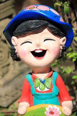 Heykel gülümsüyor