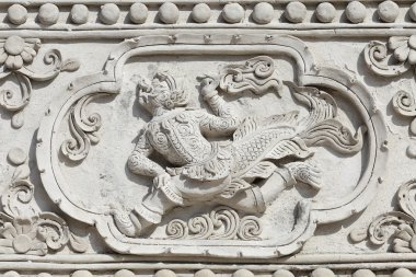 Güzel bir desen oyma.