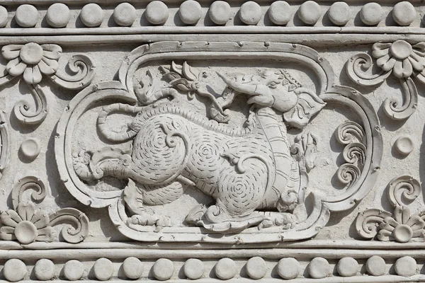 Güzel bir desen oyma.