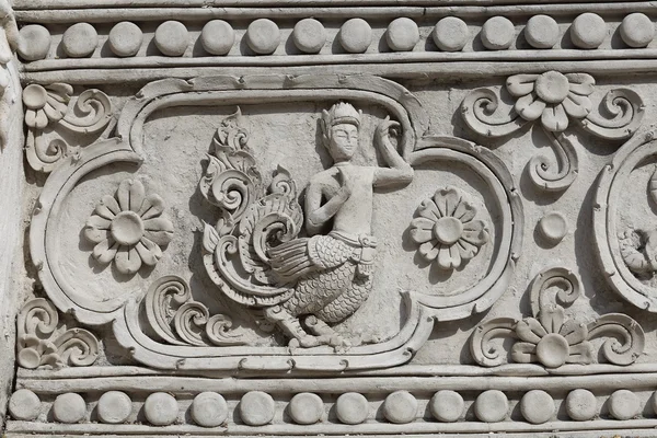 Güzel bir desen oyma.