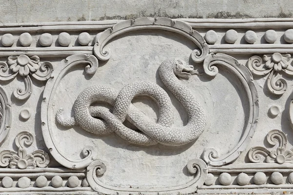 Güzel bir desen oyma.