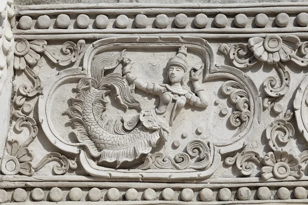 Güzel bir desen oyma.