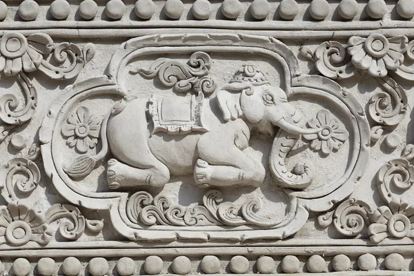 Güzel bir desen oyma.