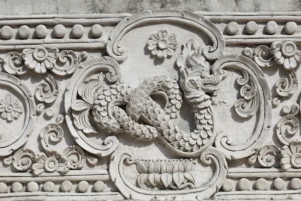 Güzel bir desen oyma.