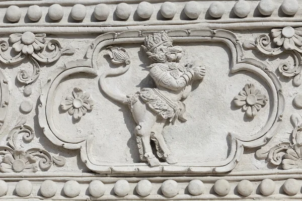 Güzel bir desen oyma.