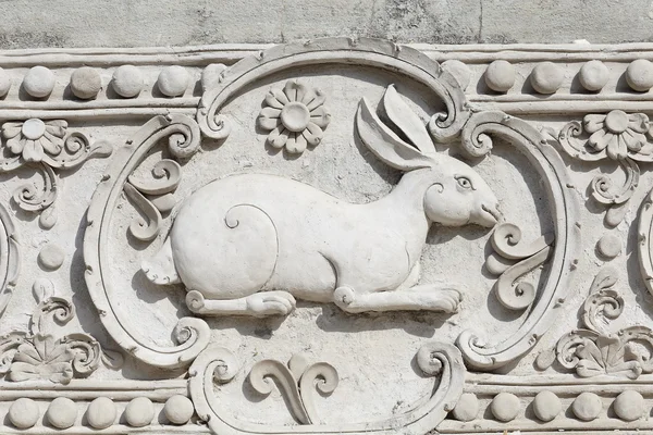 Güzel bir desen oyma.