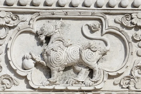 Güzel bir desen oyma.