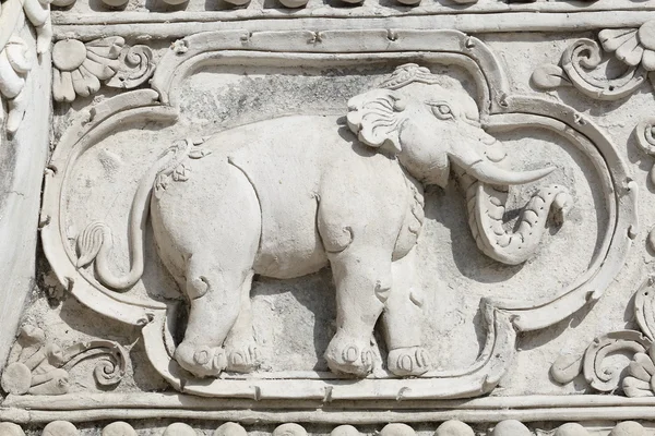 Güzel bir desen oyma.