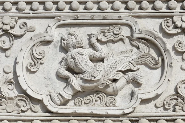 Güzel bir desen oyma.