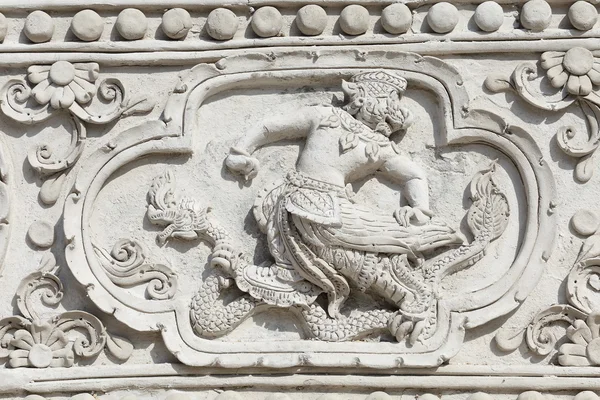 Güzel bir desen oyma.