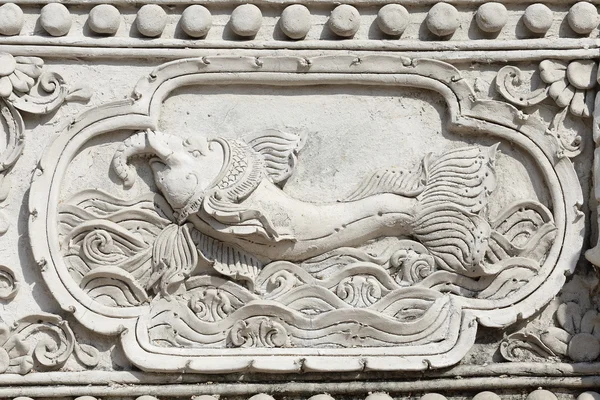 Güzel bir desen oyma.