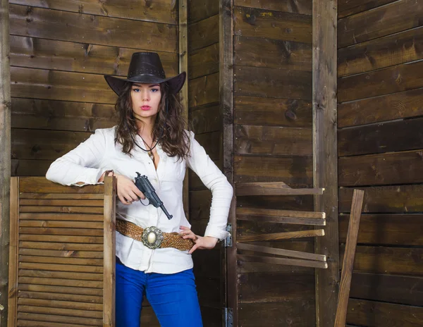Дівчина з пістолетним ковбоєм — стокове фото