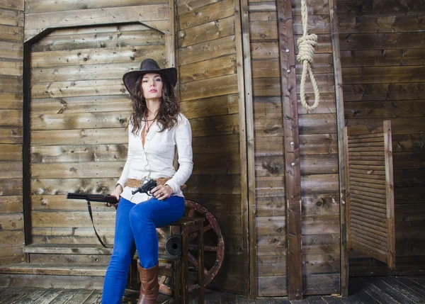 Flickan cowboy med en pistol och en pistol — Stockfoto