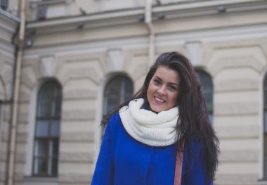 Kız şehirde yürüyüş